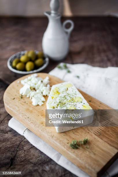 feta cheese on cutting board - feta cheese imagens e fotografias de stock