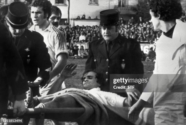 Photo prise le 27 janvier 1975 de l'international de rugby Jacques Fouroux évacué sur une civière lors du match La Voulte-Perpignan à La Voulte....