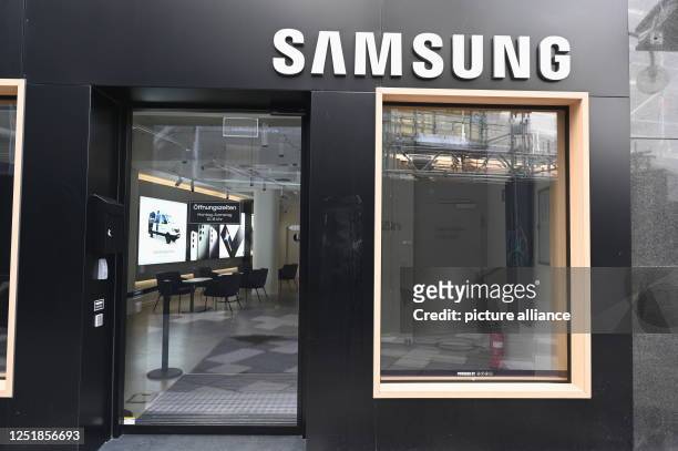 April 2023, North Rhine-Westphalia, Cologne: Lettering in a branch of the South Korean electronics and technology company SAMSUNG. Photo: Horst...