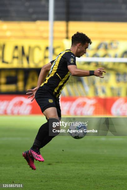 Nicolas Rossi of Peñarol controls the ball during a Torneo Apertura 2023 match between Peñarol and Danubio at Campeon Del Siglo Stadium on April 15,...