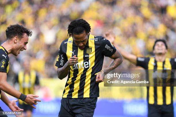 Abel Hernandez of Peñarol celebrates after scoring the team's first goal with teammate Nicolas Rossi during a Torneo Apertura 2023 match between...