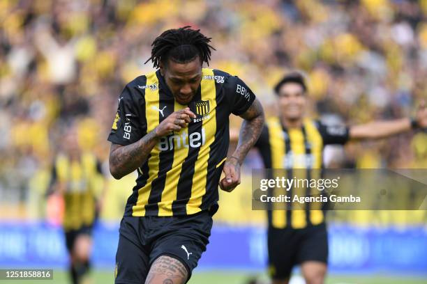 Abel Hernandez of Peñarol celebrates after scoring the team's first goal during a Torneo Apertura 2023 match between Peñarol and Danubio at Campeon...