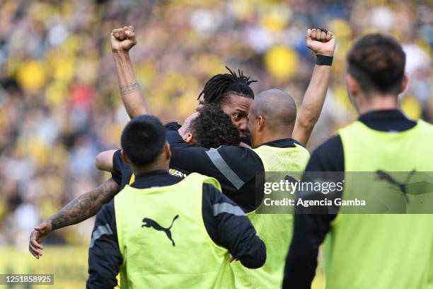 Abel Hernandez of Peñarol celebrates after scoring the team's first goal with teammates during a Torneo Apertura 2023 match between Peñarol and...