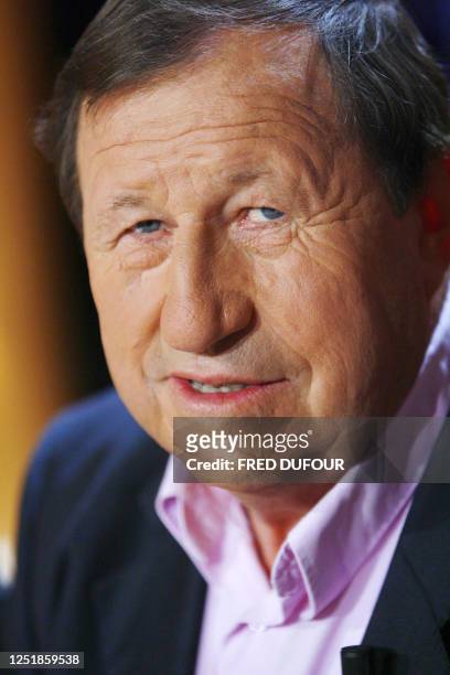 French former coach Guy Roux attends a literature TV show 23 May 2006 in Paris. L'ancien entraîneur de football Guy Roux participe à l'émission...