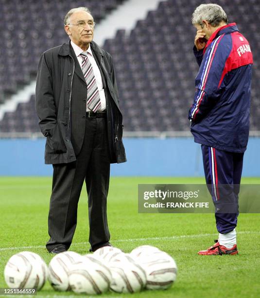 French coach Raymond Domenech chats with French Federation's president Jean-Pierre escalettes before a training session, 07 October 2005 at the...