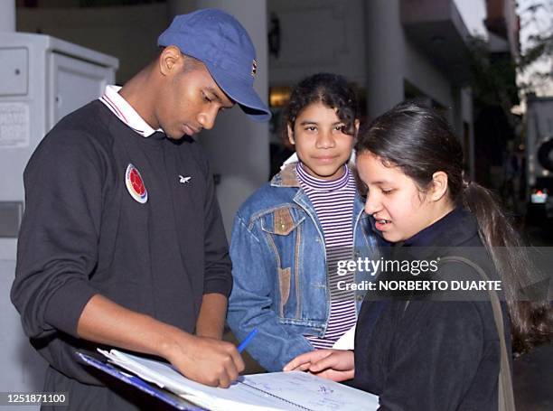 Columbian player Jersson Gonzalez signs autographs in his hotel in Asuncion, 8 July 1999. El jugador colombiano Jersson Gonzalez firma autografos en...