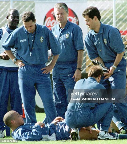 Brazilian soccer coach Wanderley Luxemburgo observes a therapist's treatment to Ronaldo 20 June 1999 in Foz Do Iguacu. El tecnico de la seleccion...