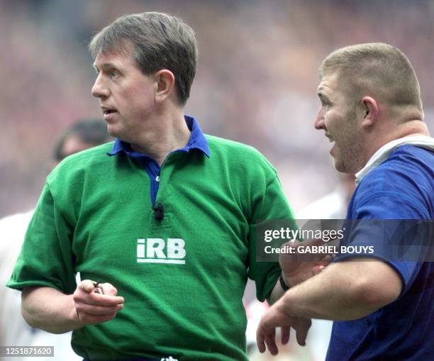 L'arbitre de rugby écossais, Jim Fleming, rentré à la fin de la première mi-temps à la suite de la blessure de l'arbitre néo-zélandais, Colin Hawke,...