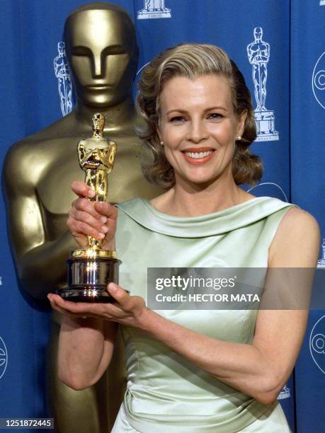 Kim Basinger, winner for Best Supporting Actress in "L.A. Confidential", poses for photographers with her Oscar 23 March at the 70th Annual Academy...