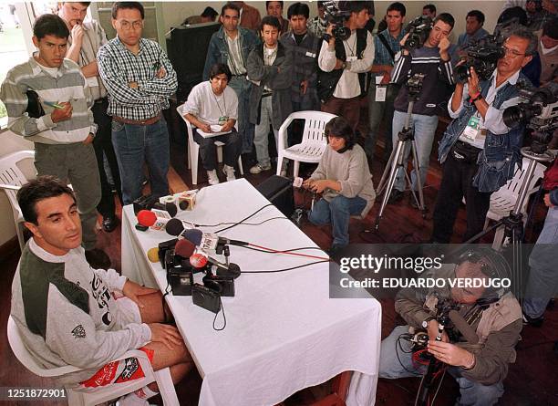 El entrenador de la seleccion peruana de futbol Juan Carlos Oblitas responde a los periodistas en una conferencia de prensa ofrecida en complejo...