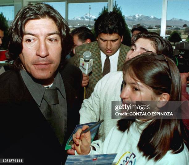 Chilean soccer player Ivan Zamorano is surrounded by fans and asked to sign autographs upon his arrival at the airport in La Paz, Bolivia, 11 July...