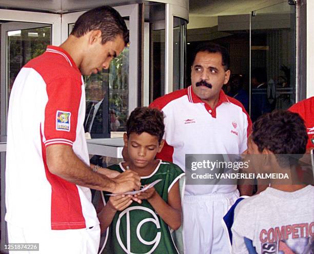 Necaxa player Israel Velasquez signs his autograph in Rocinha at a soccer school 13 January 2000 in Rio de Janeiro. El jugador del Necaxa, Israel...