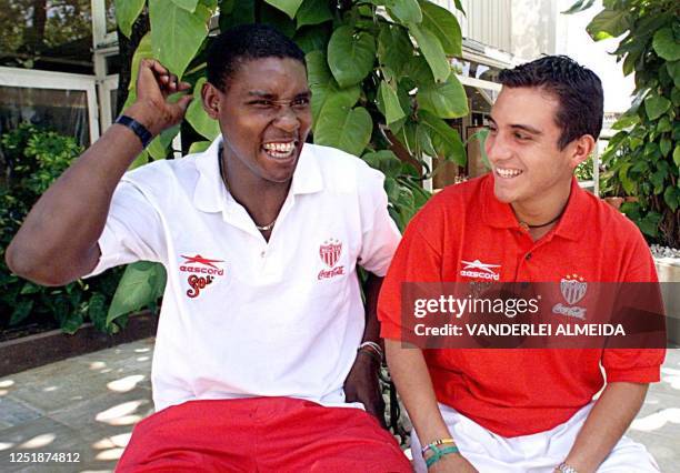 Soccer players Agustin Delgado and Luis Perez of the Mexican Necaxa talk 13 January 2000 in Rio de Janeiro. Los jugadores Agustin Delgado y Luis...