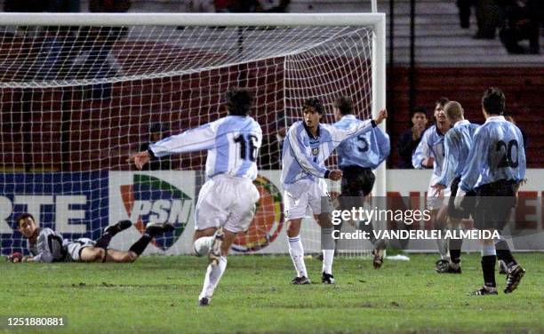 Argentina's Alejandro Dominguez goes for the goal against Uruguay 22 January 2001 in Cuenca, Ecuador. El jugador de la seleccion argentina de futbol...