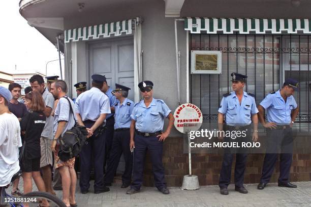 Police officers of Maldonado guard the entrance of 2nd court in Maldonado, Uruguay, 06 January 2001, where Argentine soccer star of Boca Juniors...