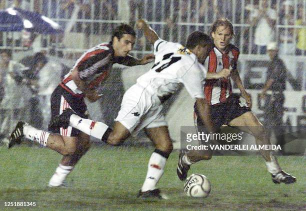 Brazilian team player of Vasco de Gama, Romario fights for the ball with Argentine River Plate players Carlos Trotta and Gustavo Lombardi 30 November...