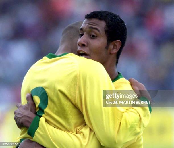 Brazilian player Anderson embraces Fabio after the goal during the South American Championship game SUB 20 in Latacunga, Ecuador, 12 January 2001. El...