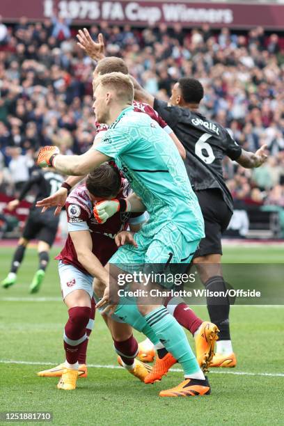 Arsenal goalkeeper Aaron Ramsdale catches Aaron Cresswell of West Ham in the face with his hand during the Premier League match between West Ham...