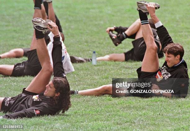 Uruguayan players of the socder selection Federico Magallanes and Fabian Carini exercises 29 October 2000 in the Bolivars stadium in La Paz, Bolivia....