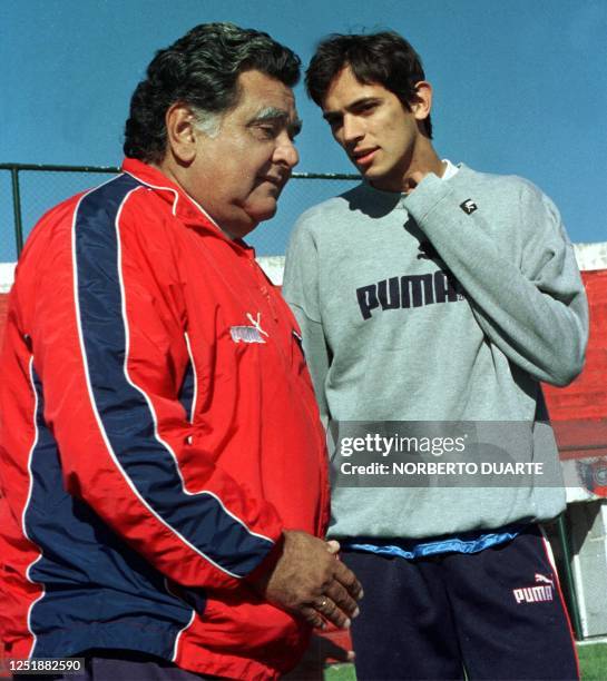 Uruguayan Luis Cubilla , a new trainer of the Paraguayan team Cerro Porteno, talks with a player of Bayer de Munich, Roque SantaCruz, during the...