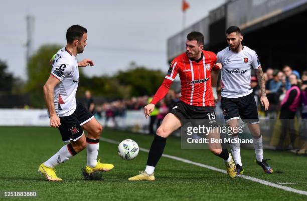 Louth , Ireland - 16 April 2023; Ryan Graydon of Derry City in action against Robbie Benson, left, and Robbie McCourt of Dundalk during the SSE...