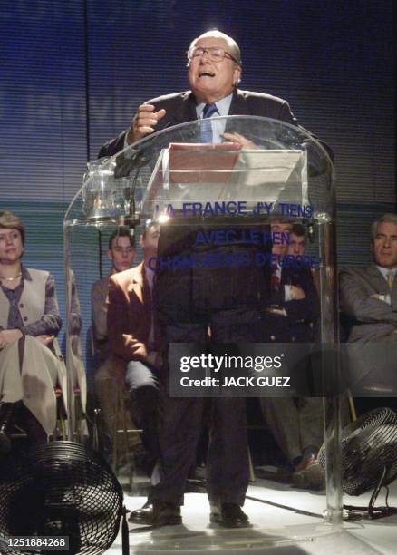 Le président du Front national, Jean-Marie Le Pen, prononce un discours lors d'un meeting, le 21 janvier à la salle Wagram à Paris. Jean-Marie Le Pen...