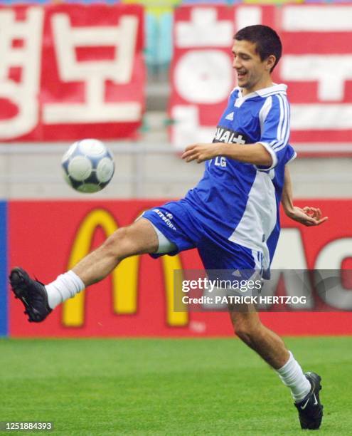 French midfielder Eric Carriere jungles with the ball, in the World Cup stadium in Suwon , 05 June 2001, during a training session of the French...