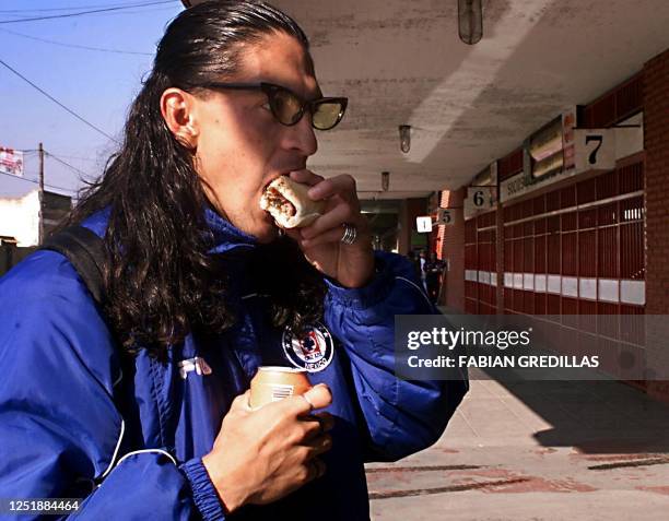 Soccer player Juan Francisco Palencia of Mexico's Cruz Azul eats a sandwich near the club Independiente after training in Buenos Aires, Argentina 26...