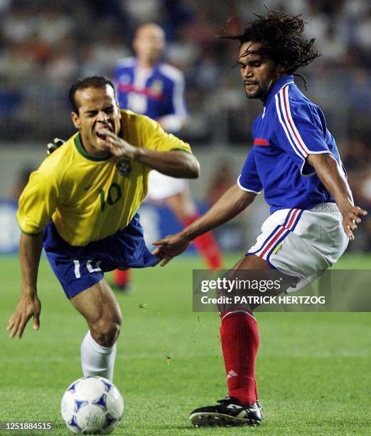 France's Christian Karembeu fights for the ball with Brazil's Robert during the FIFA's Confederations Cup match in Suwon, 45km south of Seoul, 07...