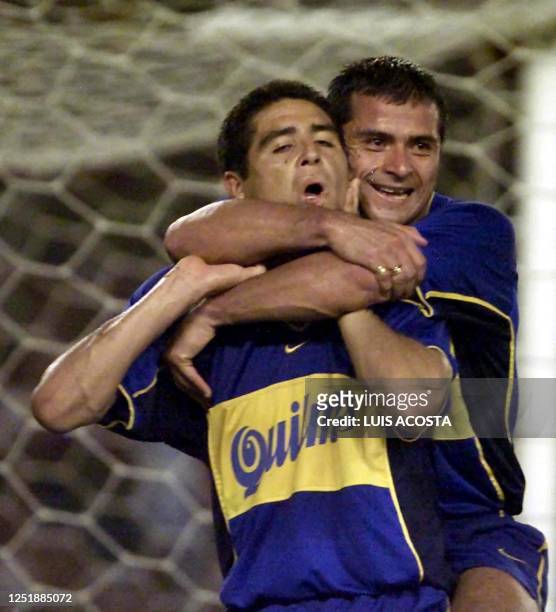 Juan Riquelme, player of Boca Juniors of Argentina, is hugged by Marcelo Delgado 10 May 2001 in Barranquilla. El jugador Juan Riquelme del Boca...