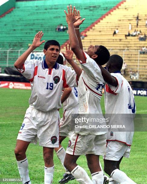 Armando Alonso of Costa Rica celebrates with his team mates 06 May 2001 in San Pedro Sula. Armando Alonso delantero de Costa Rica, celebra junto a...