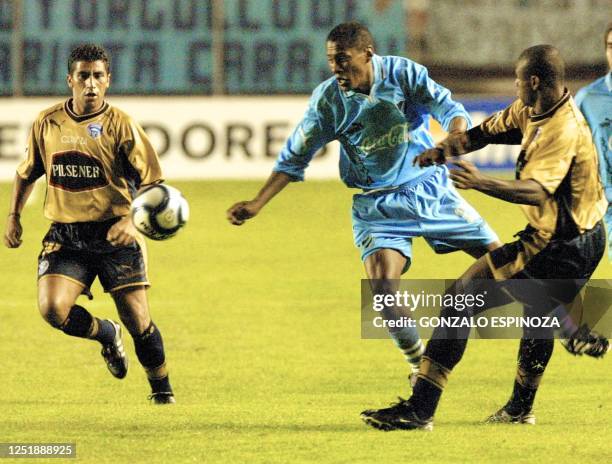 Socer players Iván Castillo , Wilmer Lavayén , and Luis Caicedo fight for the ball in La Paz, Bolivia 26 March 2002. El lateral izquierdo del Bolivar...