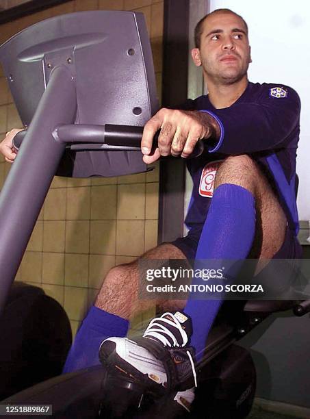 Brazilian soccer player Marcos Reis is seen exercising in Curitiba, Brazil 01 october 2001. El jugador Marcos Reis, del seleccionado brasileno de...