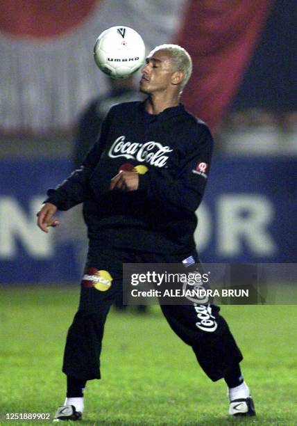 Uruguayan soccer player practices with the ball in Lima, Peru 03 Spetmeber 2001. El atacante uruguayo Dario Silva practica con el balon en el campo...