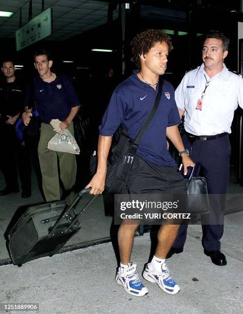 El estadounidense Coby Jones deja el aeropuerto internacional de san Jose, Costa Rica, el 04 de septiembre de 2001, luego de llegar junto a su equipo...