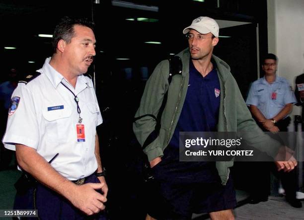 American soccer player Kesey Keller speaks with security in San Jose, Costa Rica 04 September 2001. El arquero de la seleccion estadounidense de...
