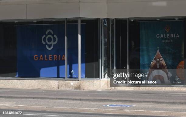 April 2023, North Rhine-Westphalia, Cologne: Lettering of the Galeria Kaufhof department store chain on a store window of a branch. Photo: Horst...