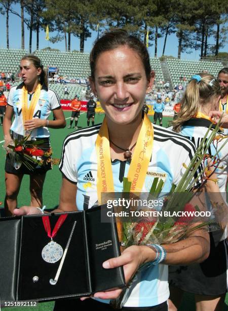 Argentine gold medalist Luciana Aymar displays her Best Player Award after winning the Women's Hockey World Cup final in Perth, 08 December 2002....