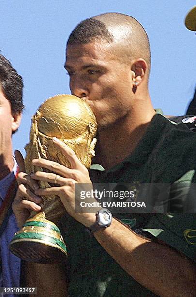 Ronaldo Nazario kisses the soccer championship Cup during a rally in the streets of Brasilia, 02 July 2002. AFP PHOTO/EVARISTO SA El jugador Ronaldo...