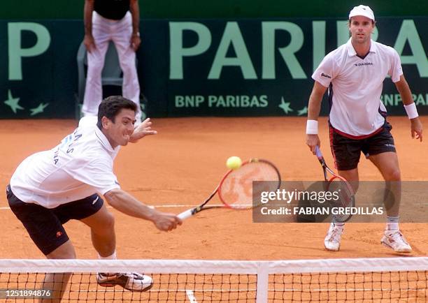 Tennis players Guillermo Canas and Lucas Arnold are seen in action in Buenos Aires, Argentina 06 April 2002. El tenista argentino Guillermo Canas...