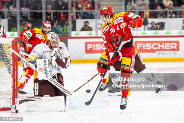 Damien Brunner of Biel try a deflection in front of goalkeeper Robert Mayer of Servette during the Swiss Ice Hockey National League match between EHC...