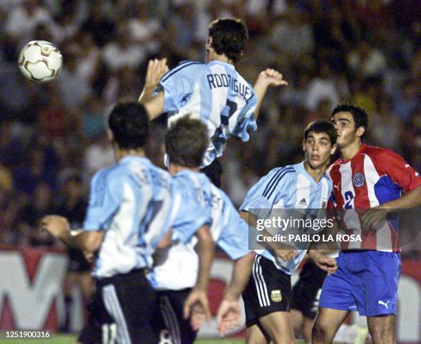 Soccer player Gonzalo Rodríguez makes a goal in Colonia, Uruguay 14 January 2003. Gonzalo Rodríguez jugador de la selección argentina, se eleva para...