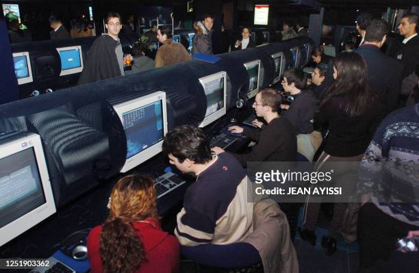 Odes personnes jouent en réseau, le 29 janvier 2004 à Paris, lors de l'inauguration de la plus grande salle de jeux en réseau d'Europe "Gate 104". Ce...