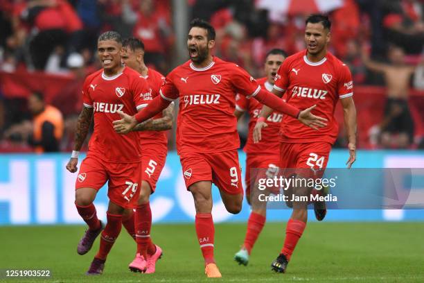 Martin Cauteruccio of Independiente celebrates with teammates Sergio Barreto and Ayrton Costa after scoring the team's first goal during a Liga...