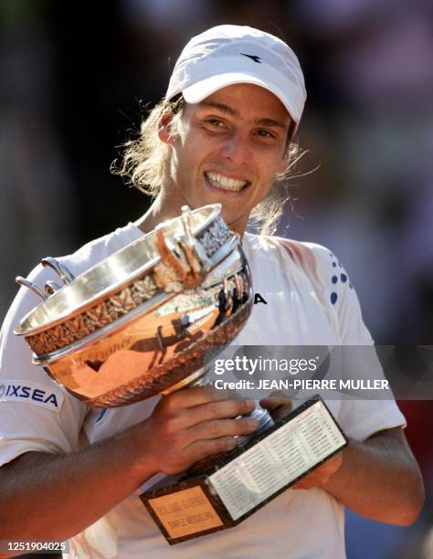 Argentina trepó a la cima en básquet olímpico y en el tenis de Roland Garros. Gastón Gaudio levanta el trofeo de Roland Garros ganado en el abierto...