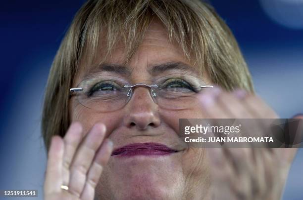 La presidenta de Chile, Michele Bachelet, aplaude durante el discurso del presidente argentino Néstor Kirchner durante un acto realizado tras...