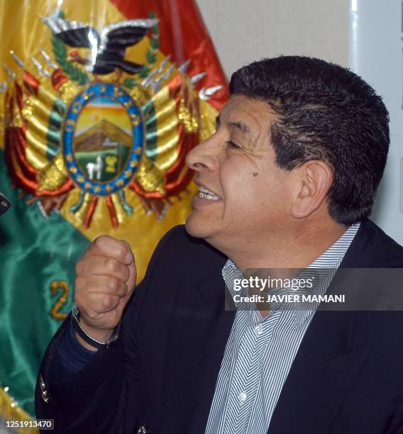 El nuevo ministro de Hidrocarburos de Bolivia, Carlos Villegas, se dirige a la prensa cuando asume la cartera el 18 de setiembre de 2006 en La Paz....