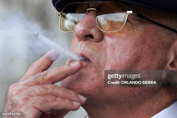 El ex dictador guatemalteco Oscar Humberto Mejía se fuma un cigarrillo mientras abandona la Torre de Tribunales en Ciudad de Guatemala, el 08 de...