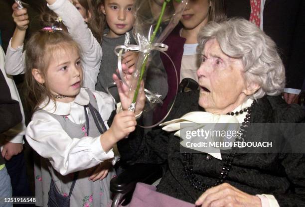 La doyenne des français, Germaine Haye, reçoit une fleur d'une enfant, le 10 octobre 2001 à la mairie de Mortagne-au-Perche, pour ses 113 ans. La...