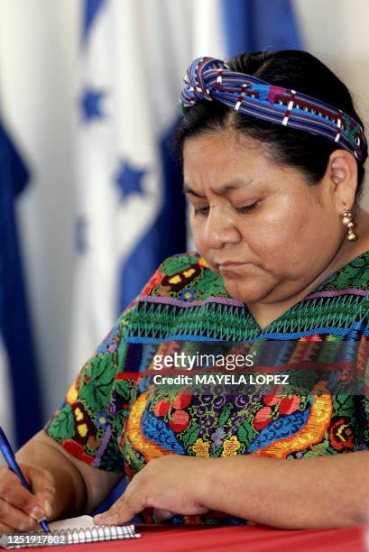 La guatemalteca Rigoberta Menchú, Premio Nobel de la Paz 1992, toma notas durante un acto en al Centro Agronómico Tropical de Investigación y...